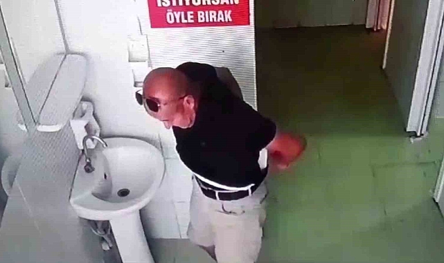 Pes dedirten görüntü: Son model otomobil sürücüsü, cami tuvaletindeki sabunluğu çaldı