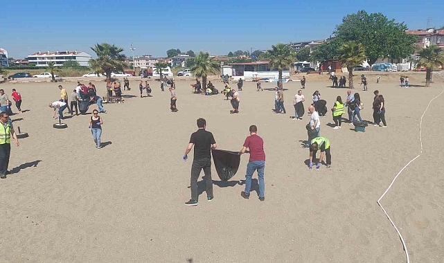 Plajda yapılan 1 saatlik temizlikte, 200 torba çöp çıktı