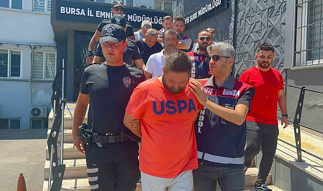 Polis, azılı dolandırıcıyı, bir otelin plajında güneşlenirken yakaladı