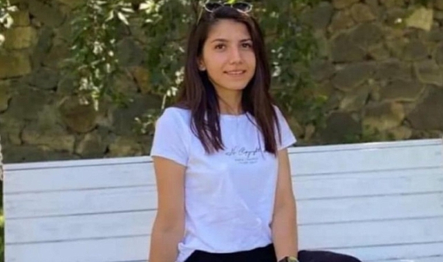 Reklam panosunun altında kalan genç kız hayatını kaybetti