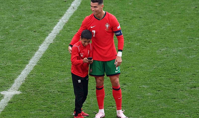 Ronaldo ile fotoğraf çekilmek için sahaya girdi