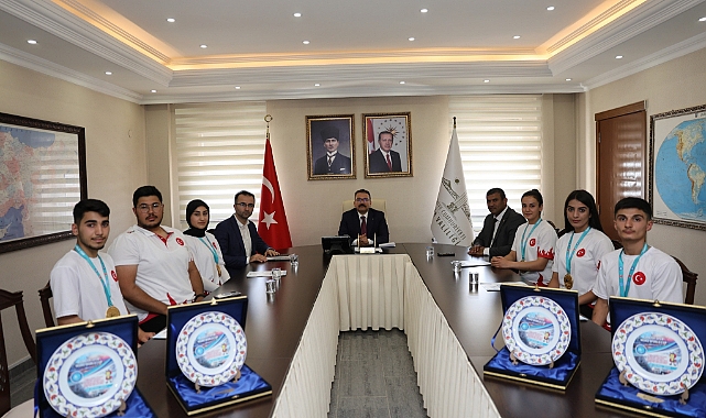 Şampiyon Sporcuları Vali Turan Kabul Etti