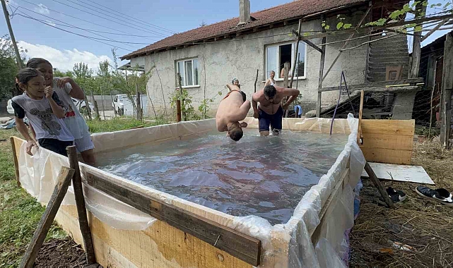 Serinlemek isteyen mahalle sakinleri bahçeye bin 500 liraya 4 kişilik havuz yaptı