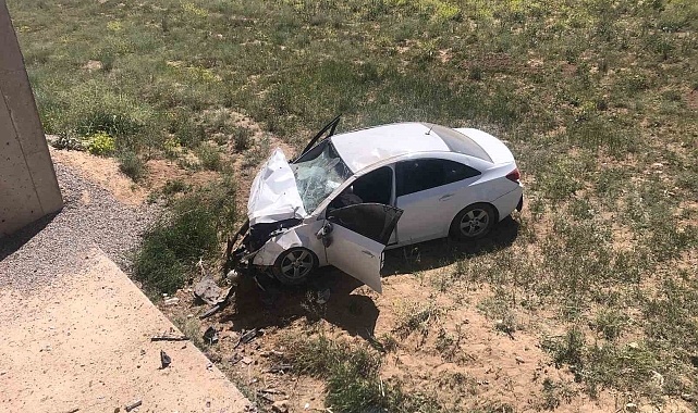Seyir halindeki bir araç, kontrolden çıkıp köprüden aşağı uçtu