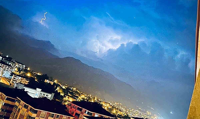 Şimşekler geceyi aydınlattı