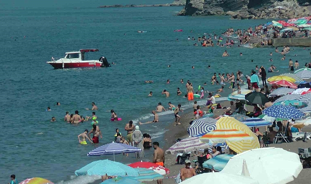 Sınav stresinden bunalanlar, Karadeniz&#039;in serin sularında stres attı