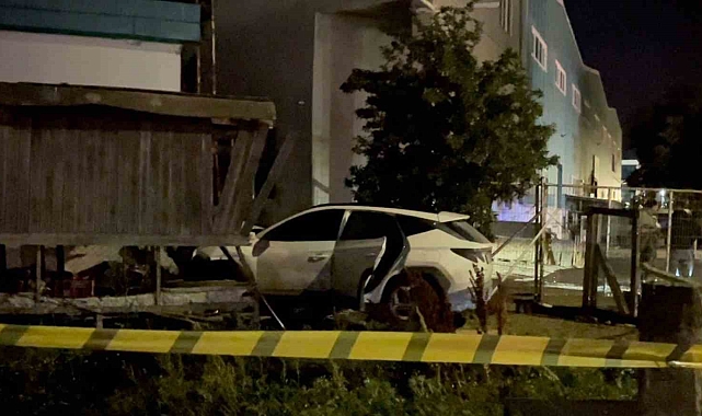 Sürücü direksiyon hakimiyetini kaybetti, Bekçi kulübesine çarptı