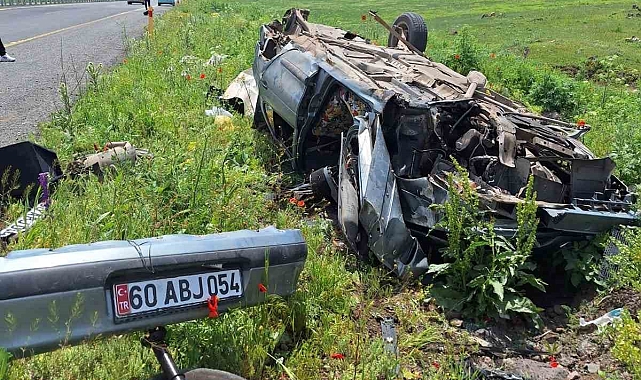 Sürücünün direksiyon hakimiyetini kaybetmesiyle yoldan çıkan otomobil takla attı