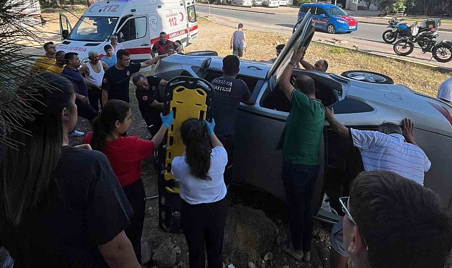 Takla atan araçta sıkışan hamile kadın kurtarıldı