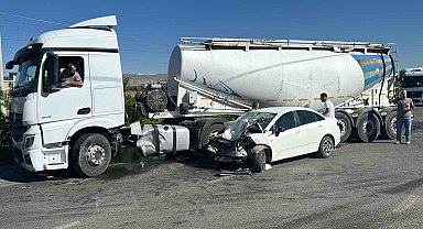 Tanker ile otomobil çarpıştı: 1'i ağır 2 yaralı