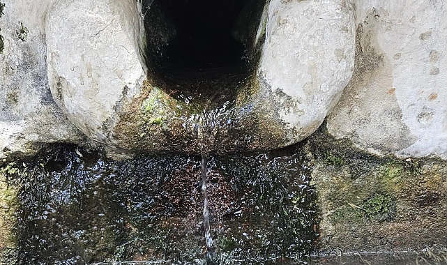 Tarihi çeşme, günden güne kuruyor