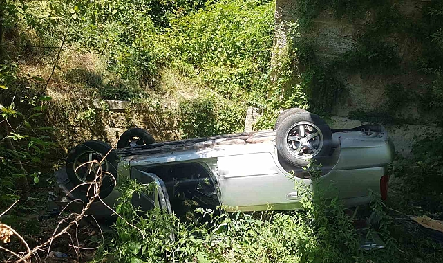 Tarihi taş köprüden dereye uçan otomobildeki 3 kişi yaralandı