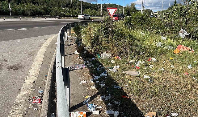 Tatilcilerin geride bıraktığı çöpler, pes dedirtti