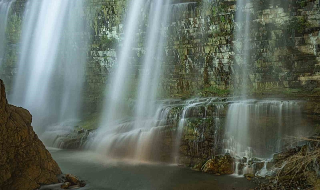 Tortum Şelalesi, ziyaretçi akınına uğradı