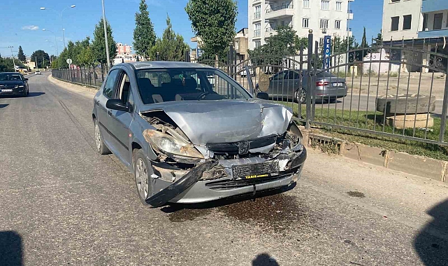 Trafik ışıklarında bekleyen otomobile çarptı