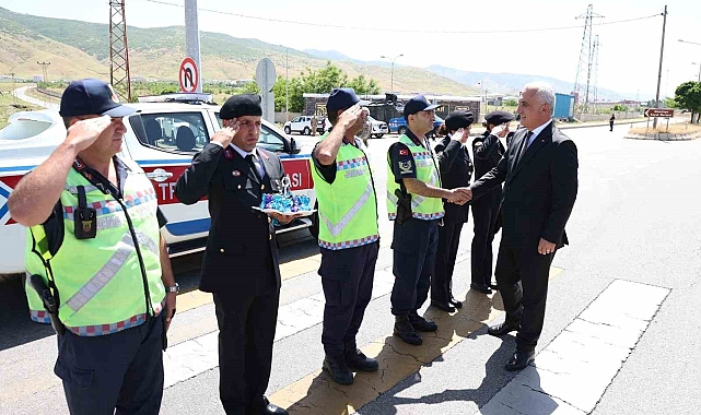 Trafik uygulama noktalarında görev yapan ekiplere ziyaret