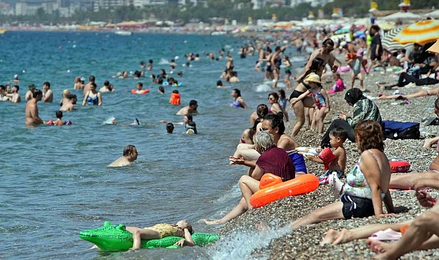 Turizm kenti Antalya'da sahiller dolup taştı