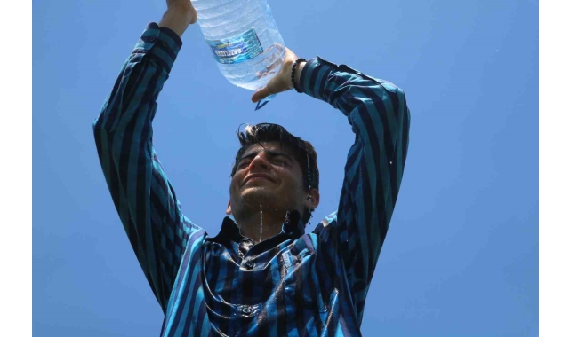 Türkiye&#039;nin en güneyinde bereketli hasat, 40 derece sıcakta serinlemek için litrelerce su tüketiyorlar