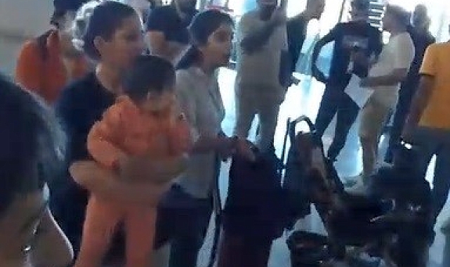 Uçak seferlerinin iptal edildiğini öğrenen yolcular, isyan etti