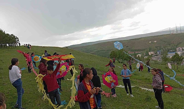 Uçurtma şenliği renkli görüntülere sahne oldu