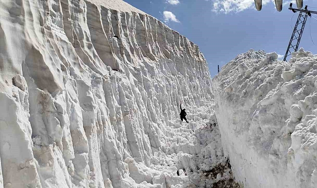 Ülke genelinde kavurucu sıcaklar, Hakkâri&#039;de 8 metreyi bulan kar kalınlığı