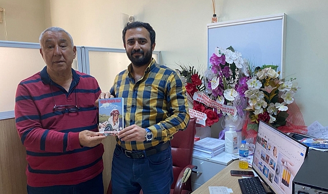 Ünsal, Yüreğim İrevan’da Kaldı romanını doktor İden’e hediye etti