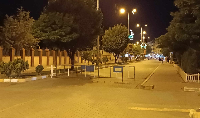 Ve sonunda Vali yolu araç trafiğine kapatıldı
