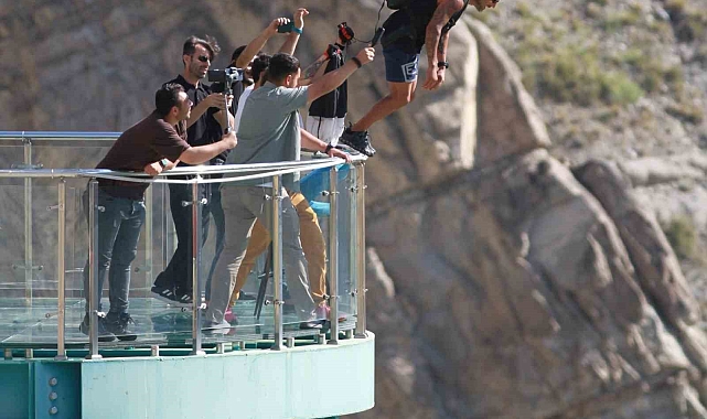 Wingsuit sporcusu yarasa adam, cam seyir terasından Tortum Gölü&#039;ne uçtu