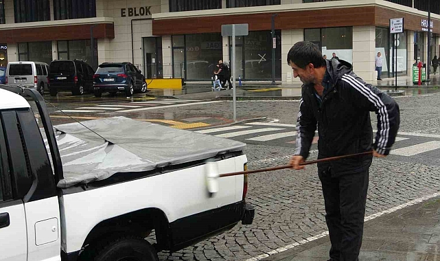 Yağmurdan faydalanan bir vatandaş, aracını yıkadı