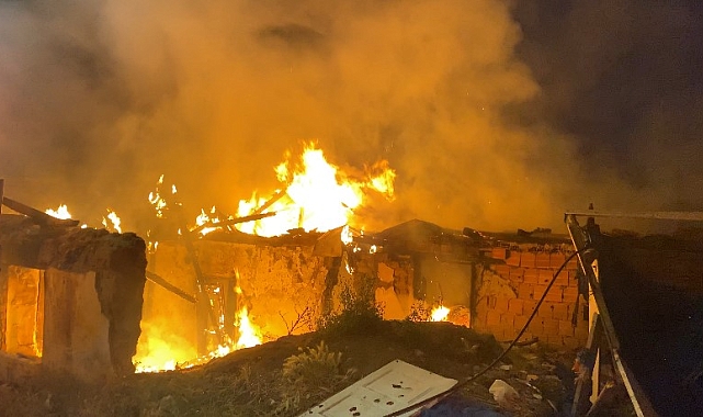 Yangın geceyi gündüze çevirdi: Metruk evde çıkan yangın korkuttu