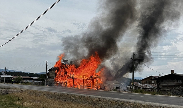 Yaylada ahşap ev, alev alev yandı