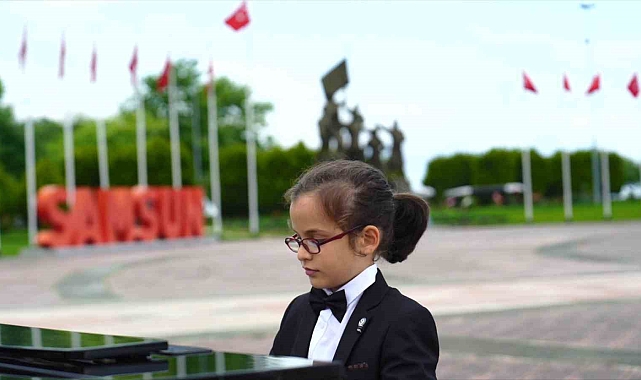 Yetenekli küçük piyanist, çaldığı &#039;Türk Marşı&#039; ile büyüledi