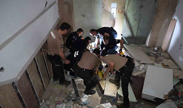 Yıkım kararı verilen bir binaya giren şahıs, asansör boşluğuna düştü