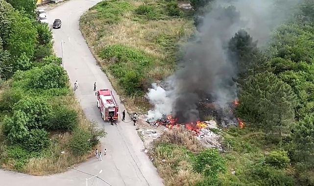 Yola kenarındaki atıklar alev aldı. yangın ağaçlık alana sıçradı