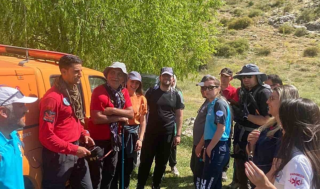 Yönlerini kaybedip dik yamaçta mahsur kaldılar