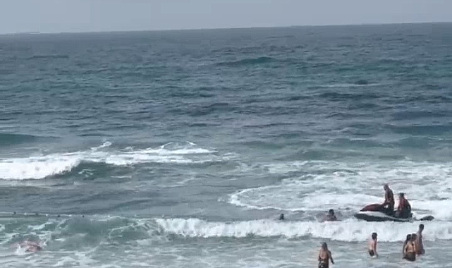 Yüzmek için denize giren kadın dalgalara kapıldı