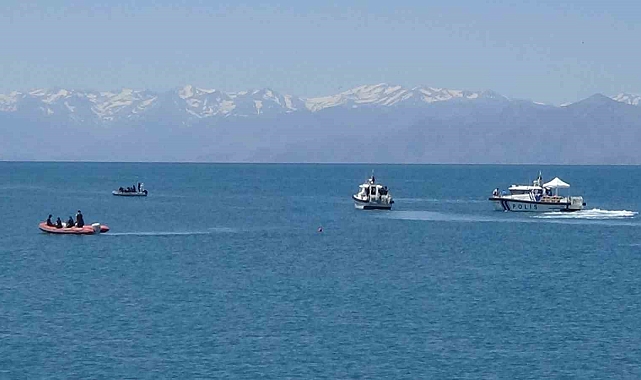 Yüzmek için Van Gölü&#039;ne girdikten sonra kaybolan gencin arama çalışmaları sürüyor