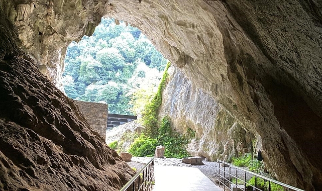 Zonguldak&#039;ta Gökgöl Mağarası Bayramda Ziyaretçi Akınına Uğradı