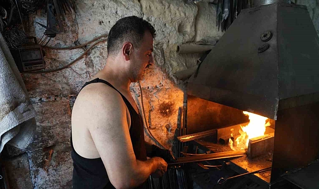 100 derece sıcaklıkta ateşin karşısında demir dövme