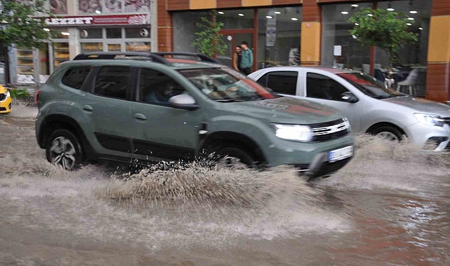 15 dakika süren şiddetli rüzgar ve sağanak yağış, cadde ve sokakları göle çevirdi