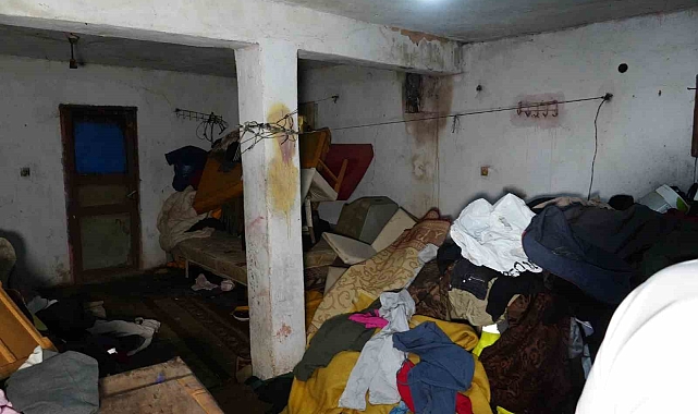 20 yıldır biriken çöp evden 42 kamyon çöp çıkardı