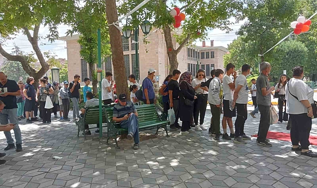 2000 adet tavuk dürümü vatandaşlara ücretsiz sundu