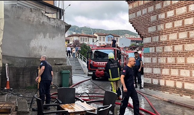 3 katlı bina alevlere teslim oldu