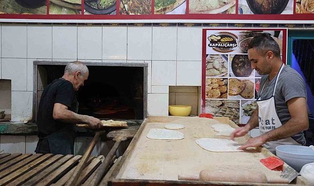 300 derecelik fırınlarda ekmek mesaisi
