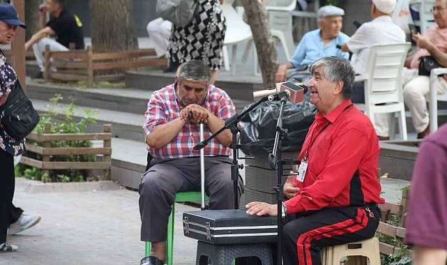 36 yıldır oturarak uyuyor