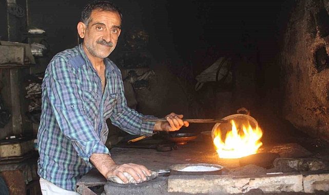 40 dereceyi bulan sıcakta mesaiye devam eden kalaycı, alev başında çalışacak çırak bulamıyor