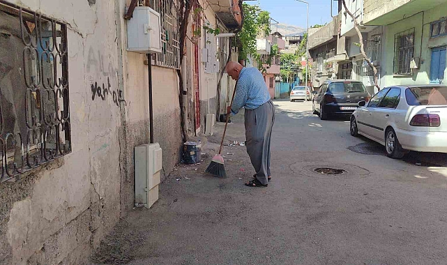 81 yaşındaki amca, her gün evinin önünü ve bulunduğu sokağı temizliyor