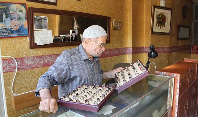 88 yaşındaki Mahmut amca, 70 yıldır kuyumculuk mesleğini aşkla devam ediyor