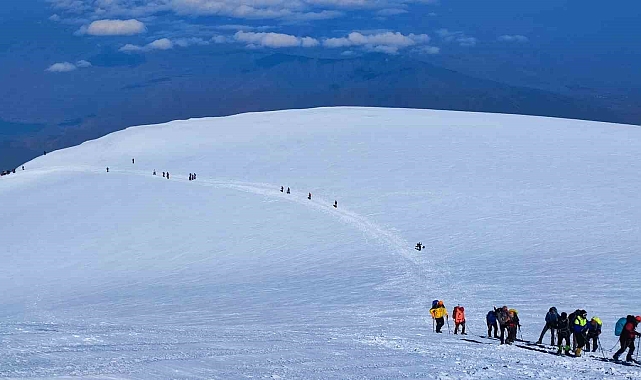 Ağrı Dağı zirvesinde &quot;Van Gölü kirlenmesin temiz kalsın&quot; pankartı