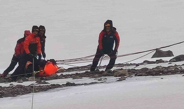 Ağrı dağında hayatını kaybeden 2 dağcının cesedi kamp alanına taşınıyor